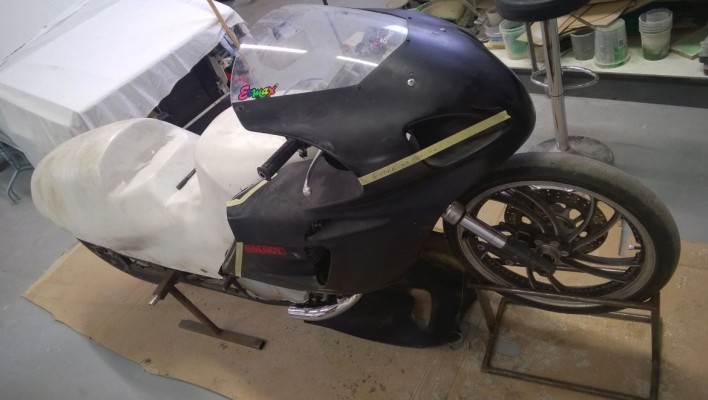 Modification de carenage de moto Dragster