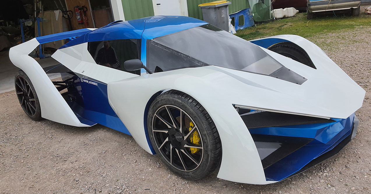 Voiture avec carrosserie sur-mesure